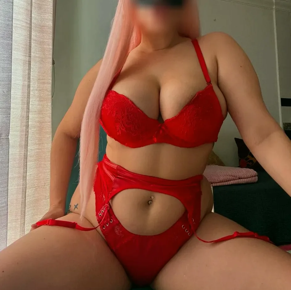 Nadine, 25