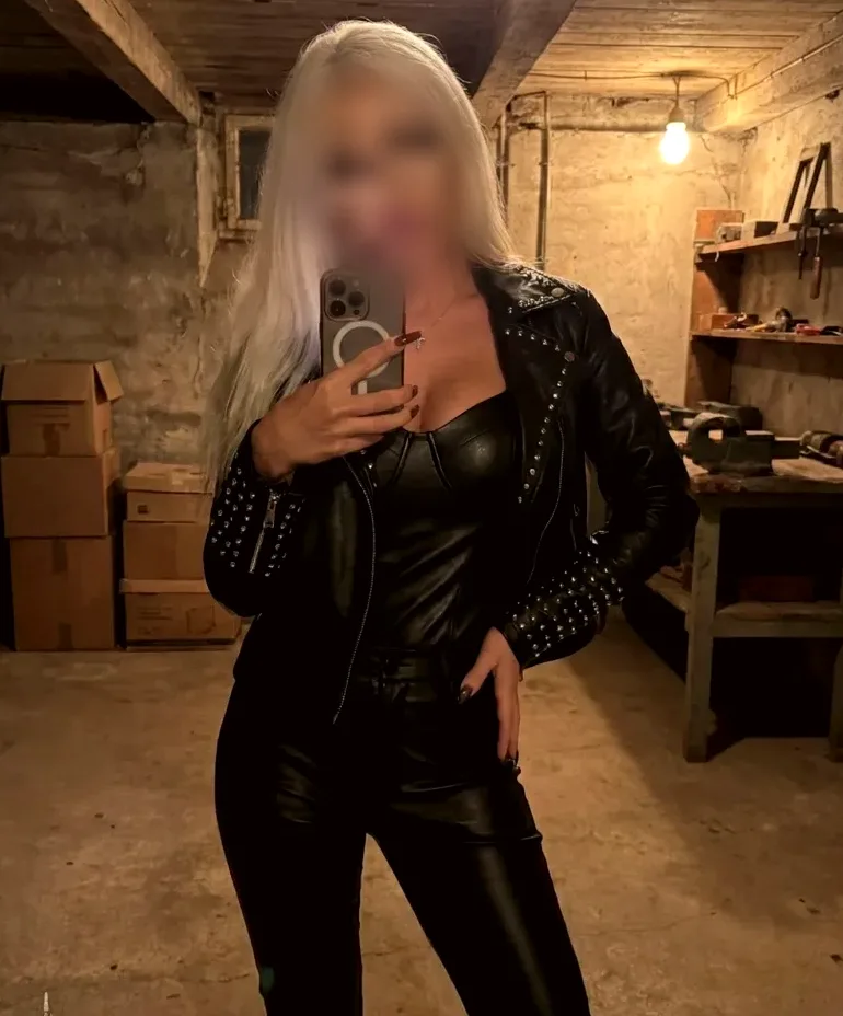 Neele, 26